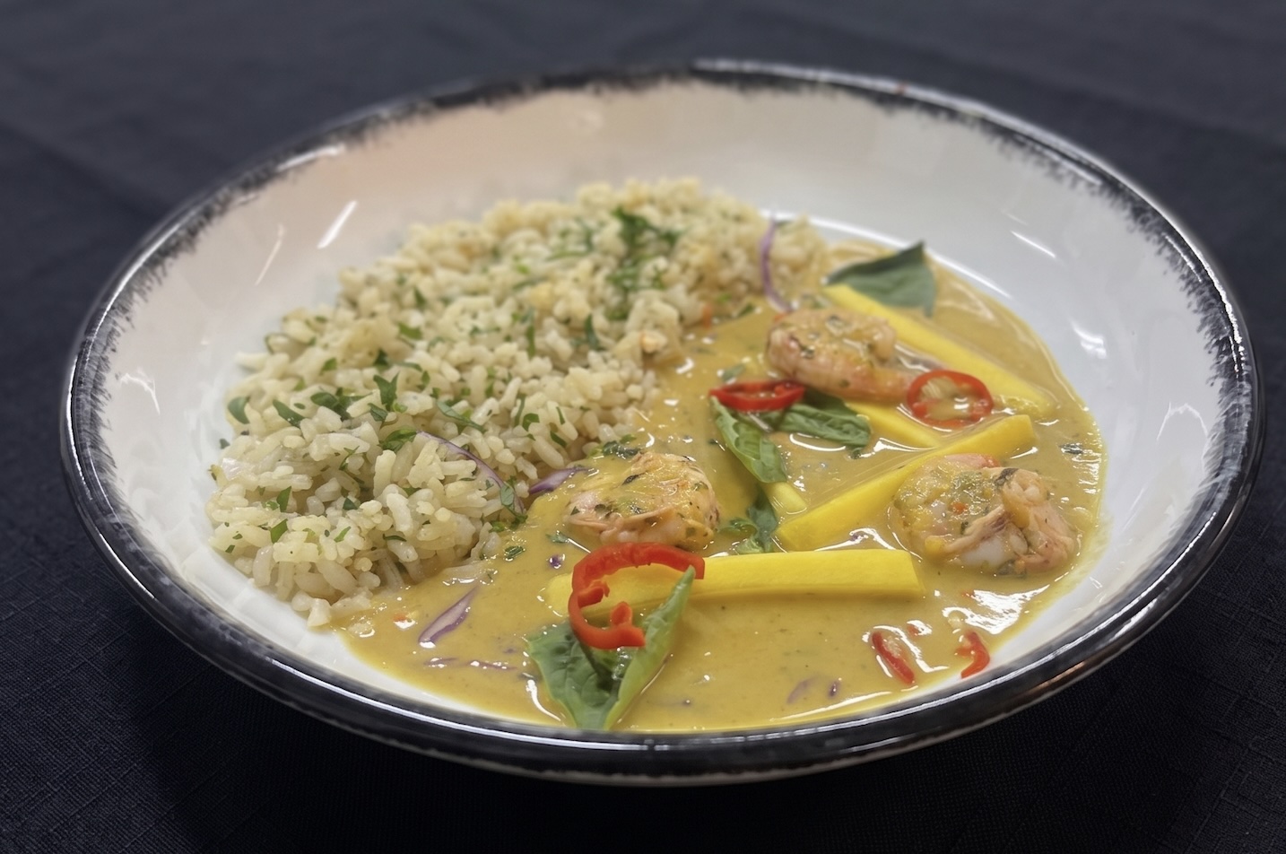 Curry de camarones con arroz